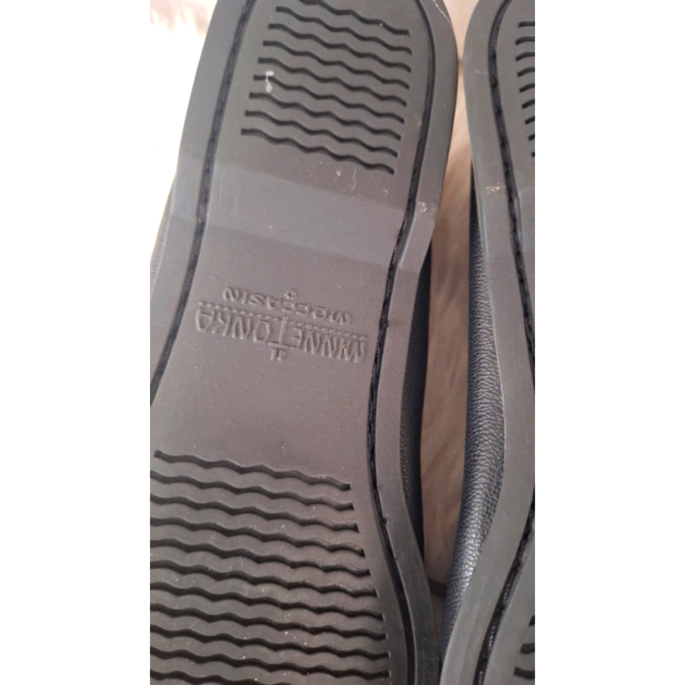 Minnetonka | Black Leather Tribal Beaded Bow Moccasin Shoe - Picture 12 of 14